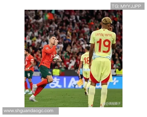 足球明星为球迷泪洒赛场感人瞬间引发全场共鸣与热泪盈眶