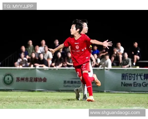 足球明星齐聚篮球赛场热情助威展现跨界魅力与运动精神