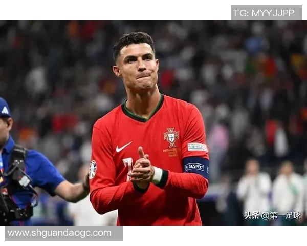 足球明星依然在场上拼搏暂时没有退役的传奇球员们的精彩表现